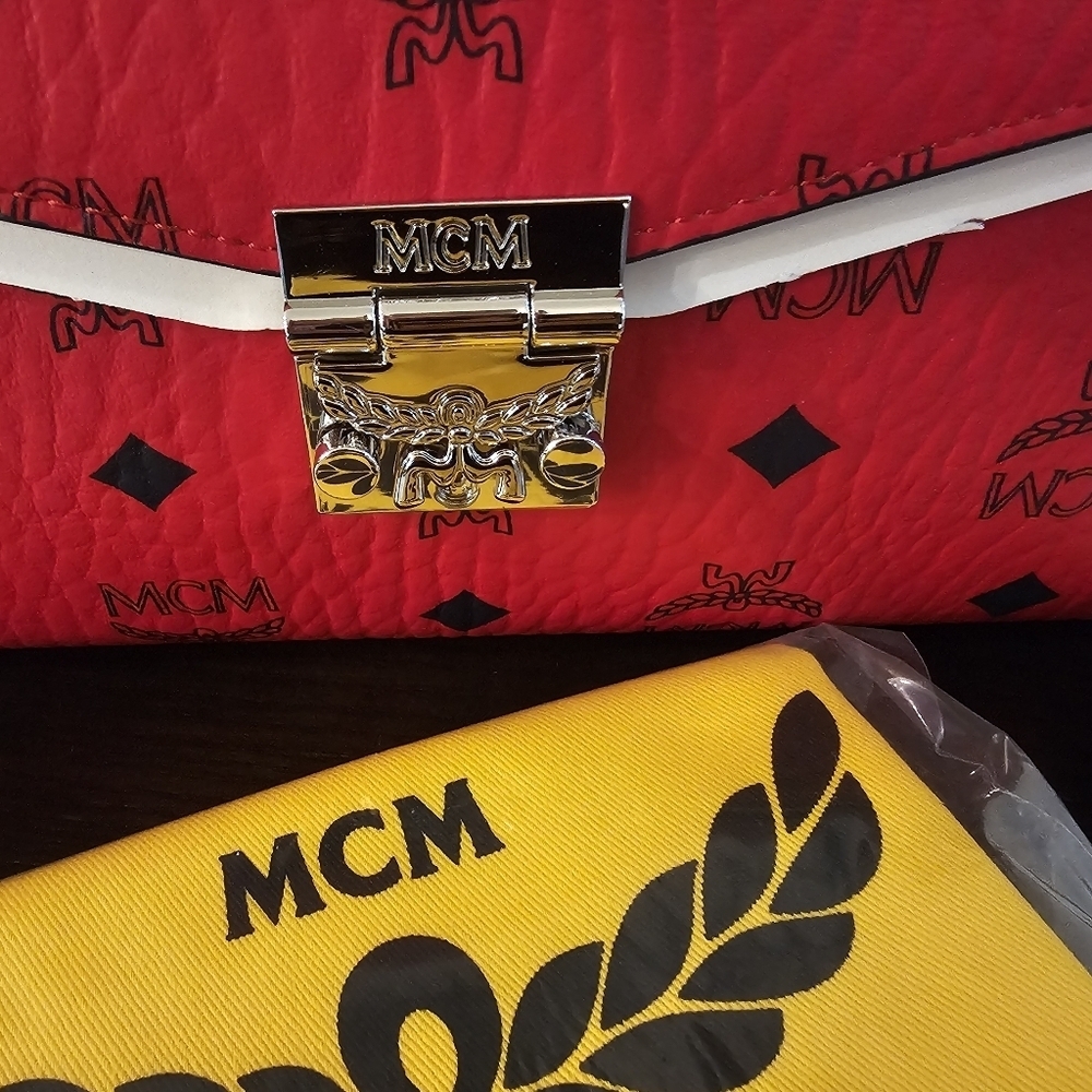 MCM Tracy Visetos Wallet On A Chain. - Picture 10 of 14